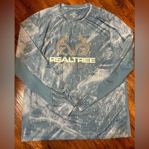 Like new- Men’s realtree fishing shirt